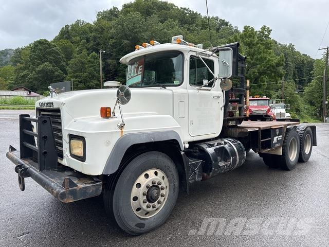 Mack RD688S Pritschenwagen/Pritschenwagen mit Seitenklappe