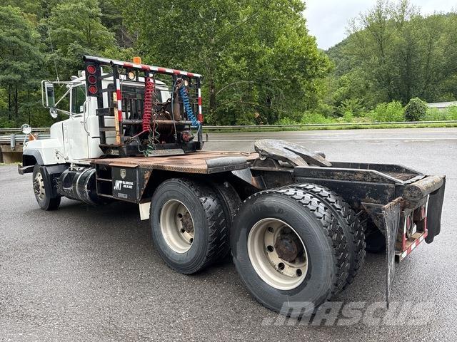 Mack RD688S Pritschenwagen/Pritschenwagen mit Seitenklappe