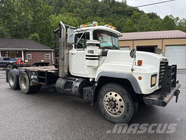Mack RD688S Pritschenwagen/Pritschenwagen mit Seitenklappe