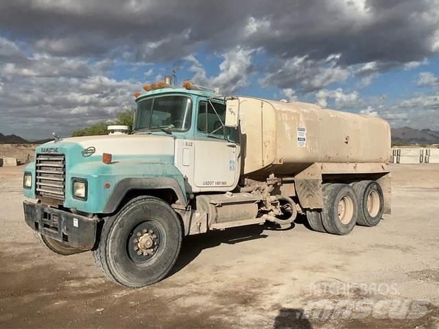 Mack RD690S Wassertanker
