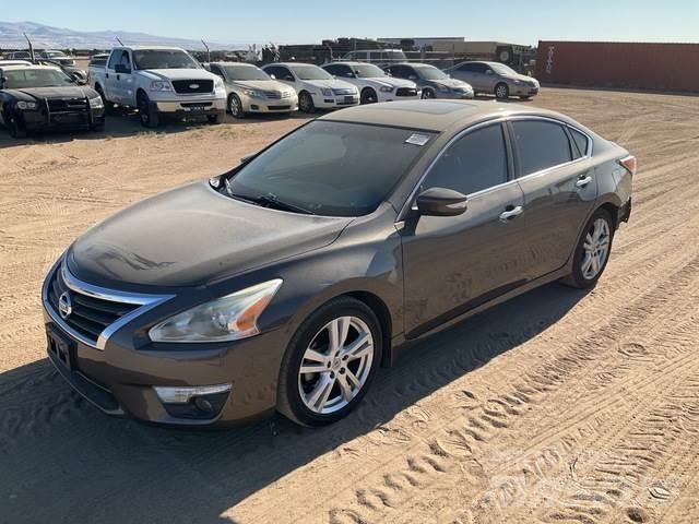 Nissan Altima PKWs