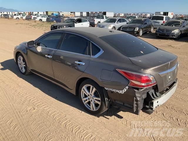 Nissan Altima PKWs