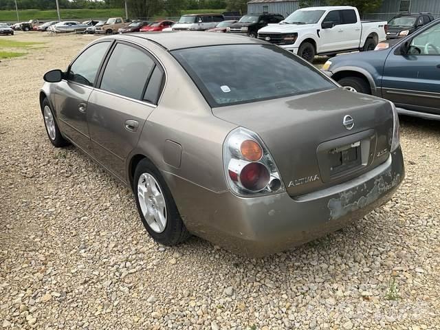 Nissan Altima PKWs