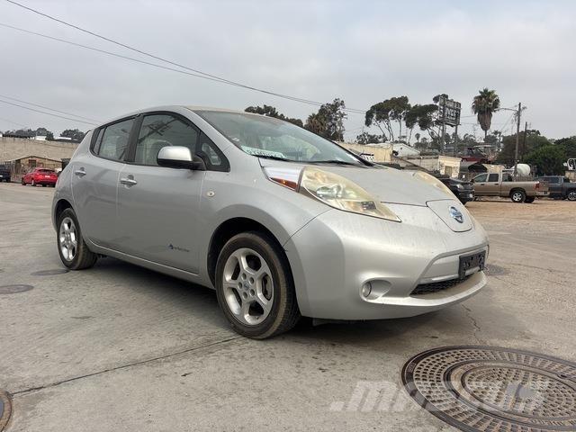Nissan Leaf PKWs