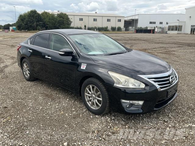 Nissan TEANA PKWs
