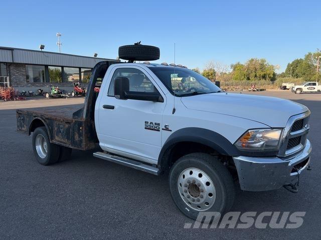 RAM 5500 Pritschenwagen/Pritschenwagen mit Seitenklappe