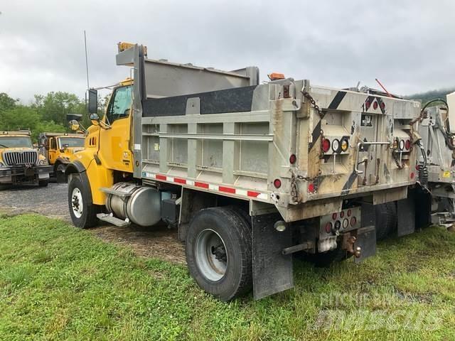 Sterling L8500 Schneeschilde und -pflüge
