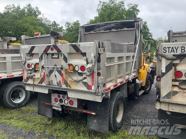 Sterling L8500 Schneeschilde und -pflüge