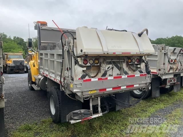 Sterling L8500 Schneeschilde und -pflüge