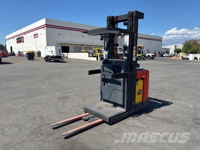 Toyota 8BPU15 Mittelhub-Kommissionierer