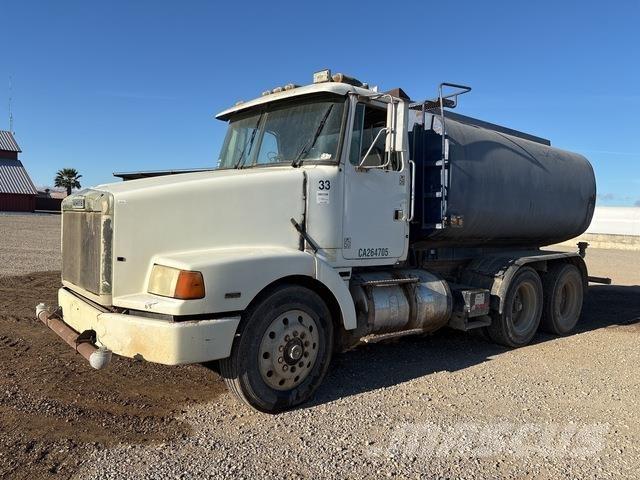 White Aero Wassertanker
