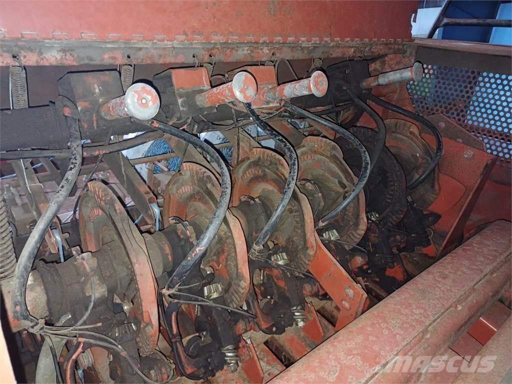 Hesston 4900 Quaderpressen