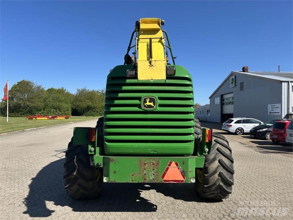 John Deere 7400 Feldhäcksler