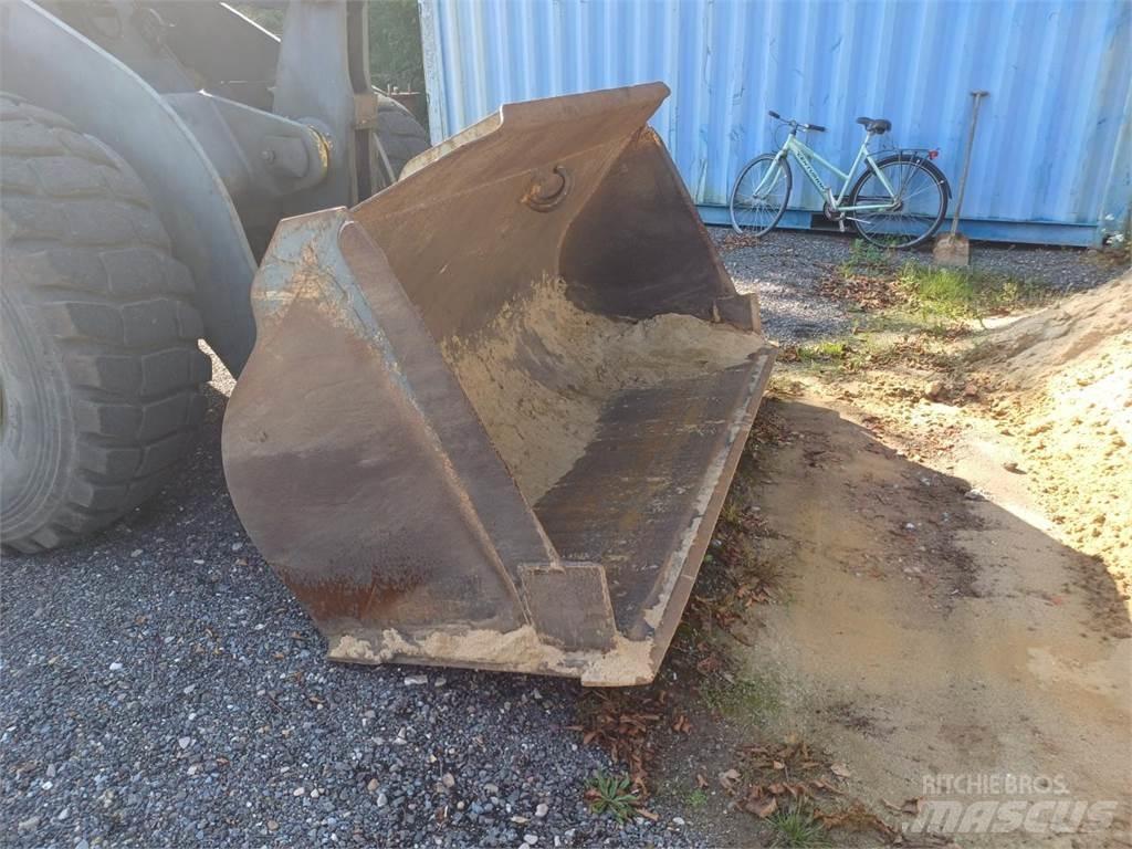 Komatsu WA270 Radlader