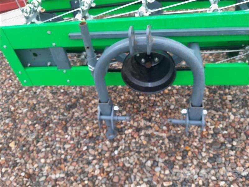  - - - HØ VENDER Kompakttraktor-Aufsätze