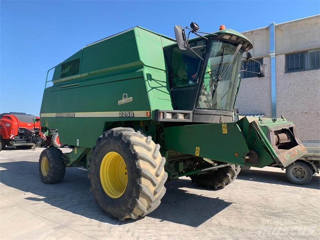 John Deere 2258 Mähdrescher