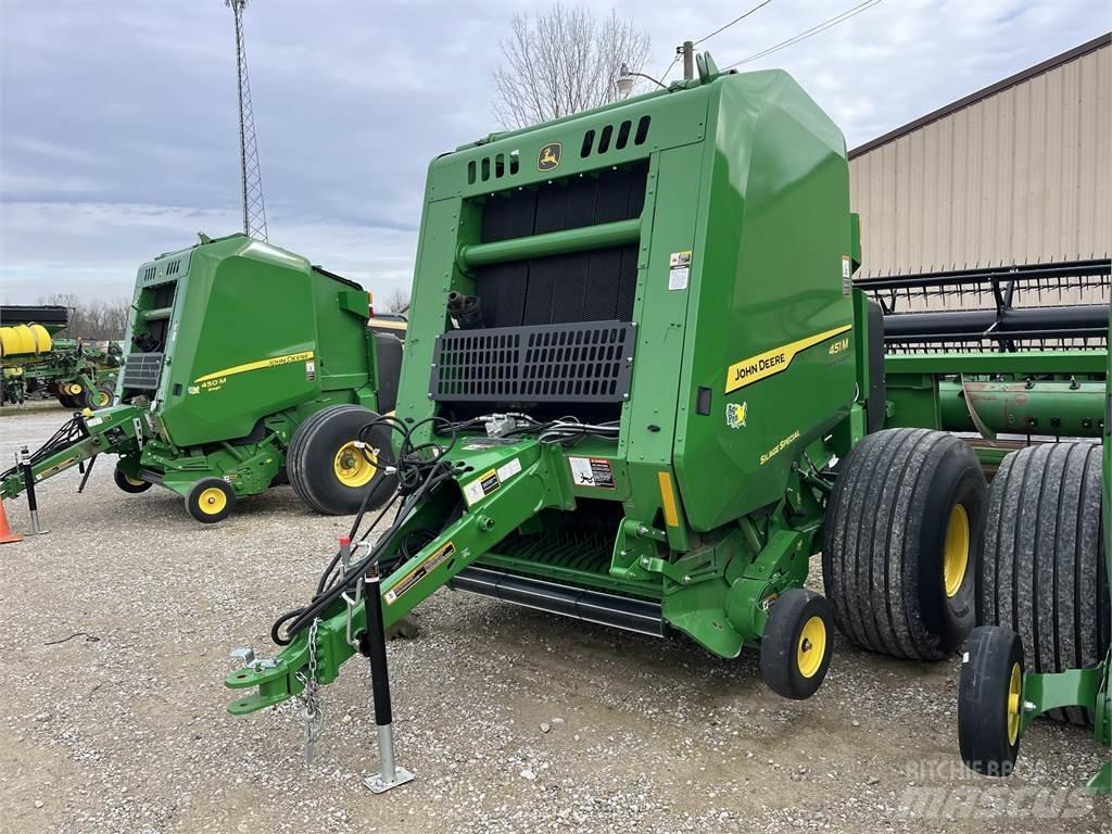 John Deere 451M Rundballenpressen