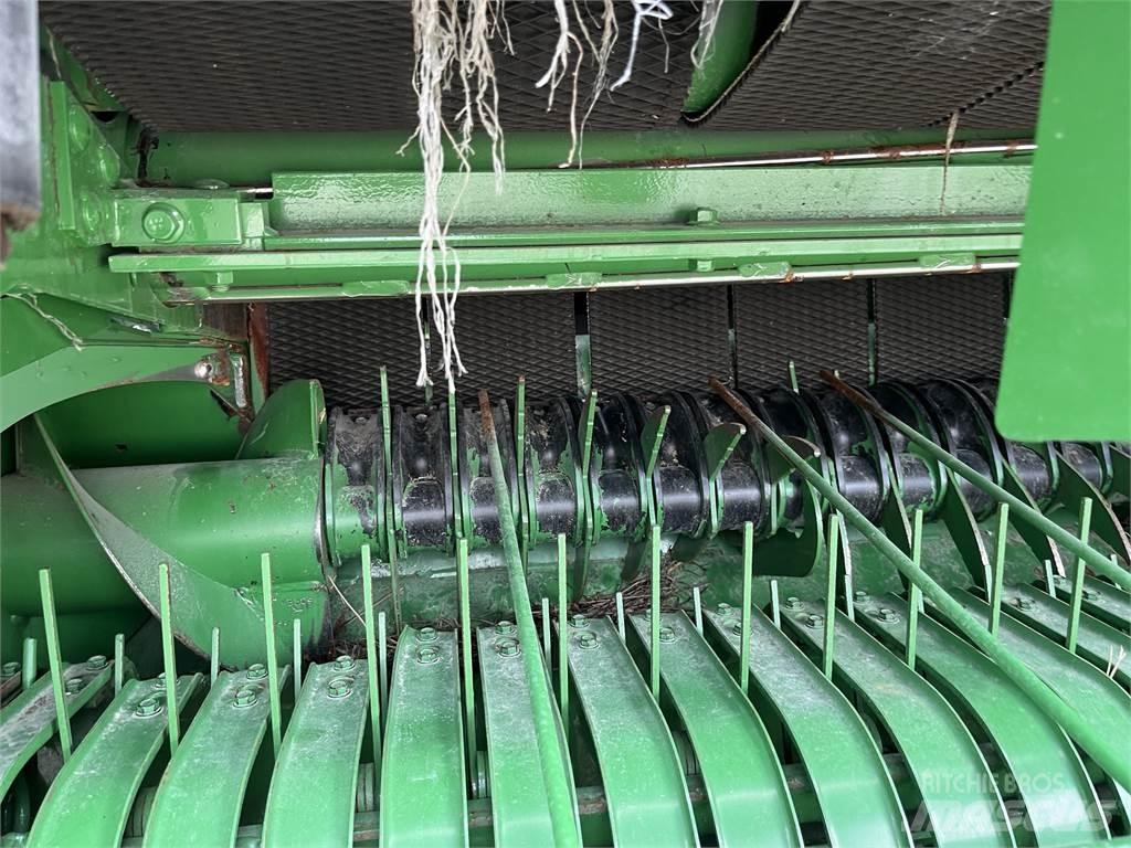 John Deere 451M Rundballenpressen
