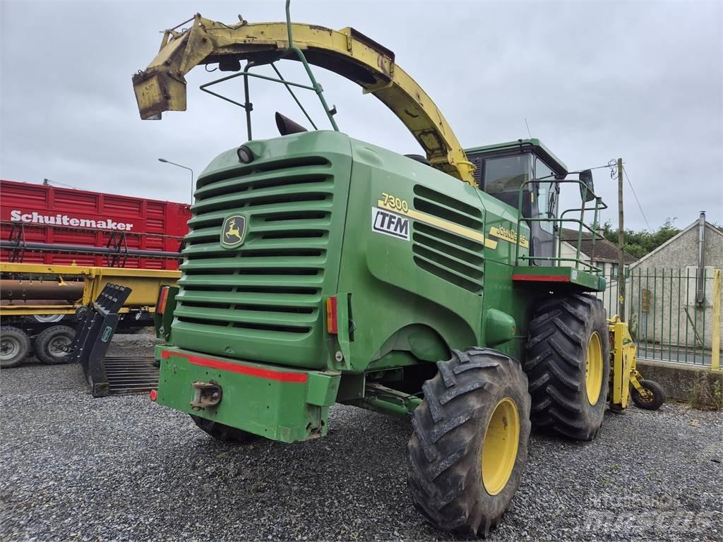 John Deere 7300 Feldhäcksler