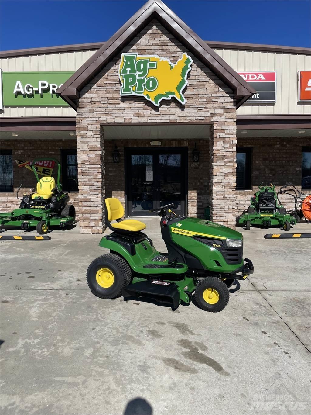 John Deere S220 Reitermäher