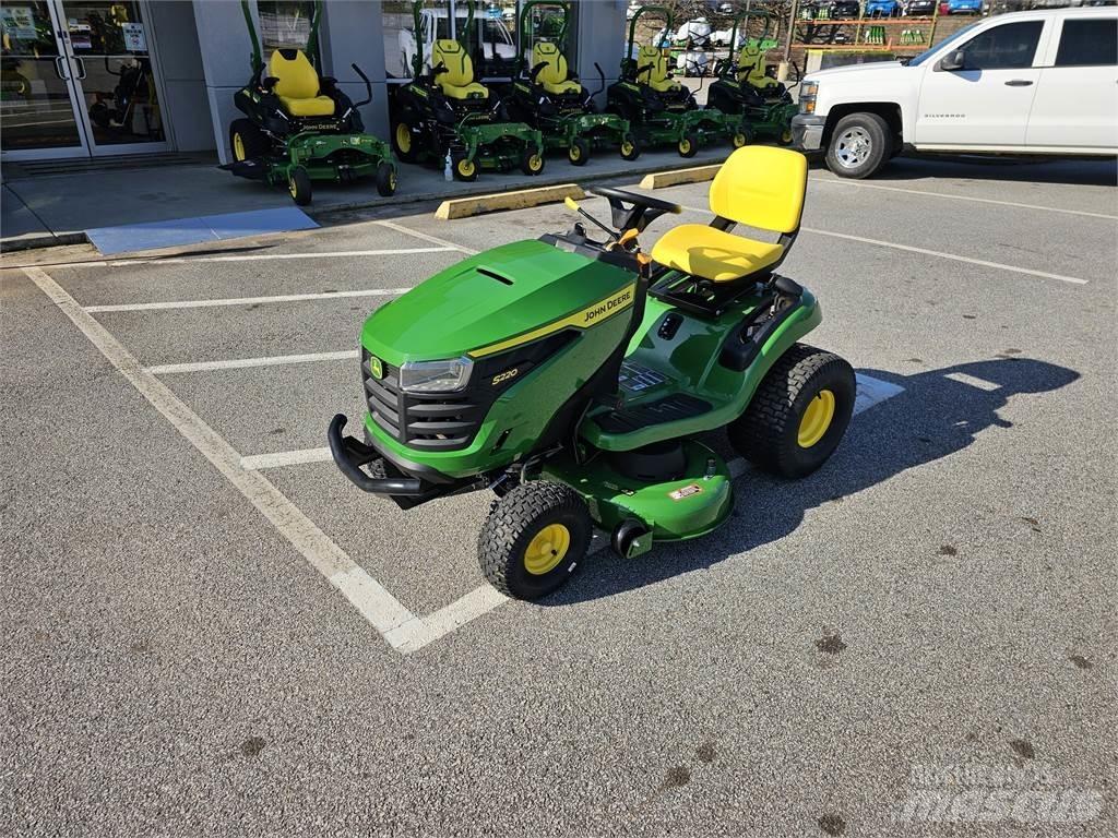 John Deere S220 Reitermäher