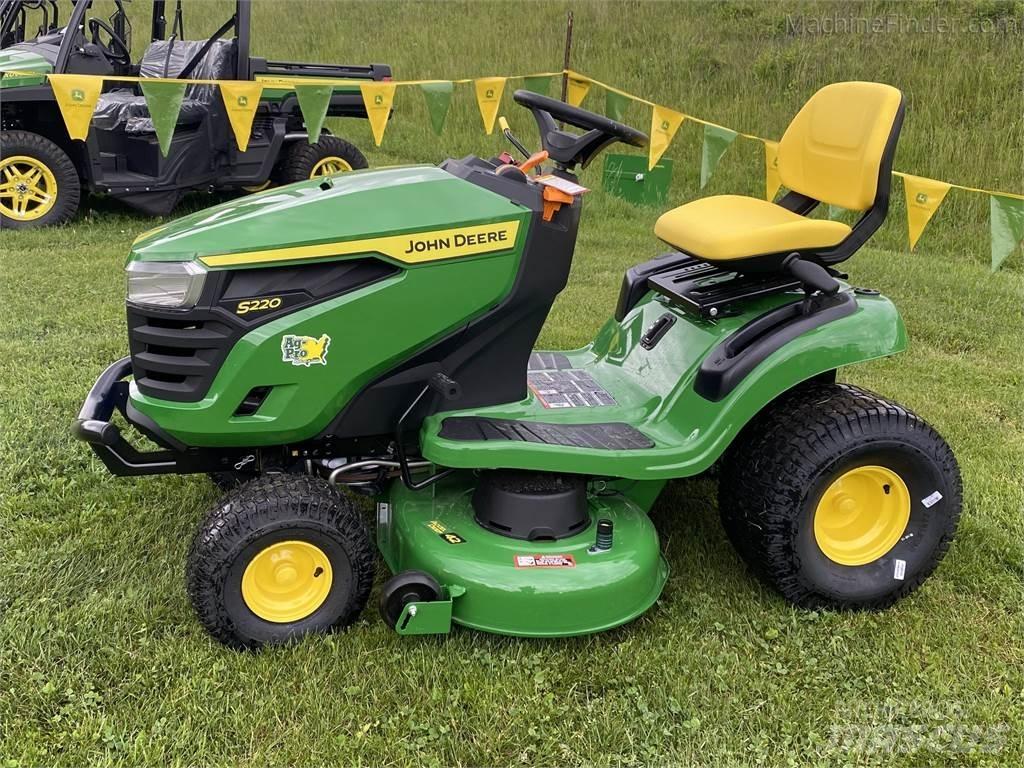 John Deere S220 Reitermäher