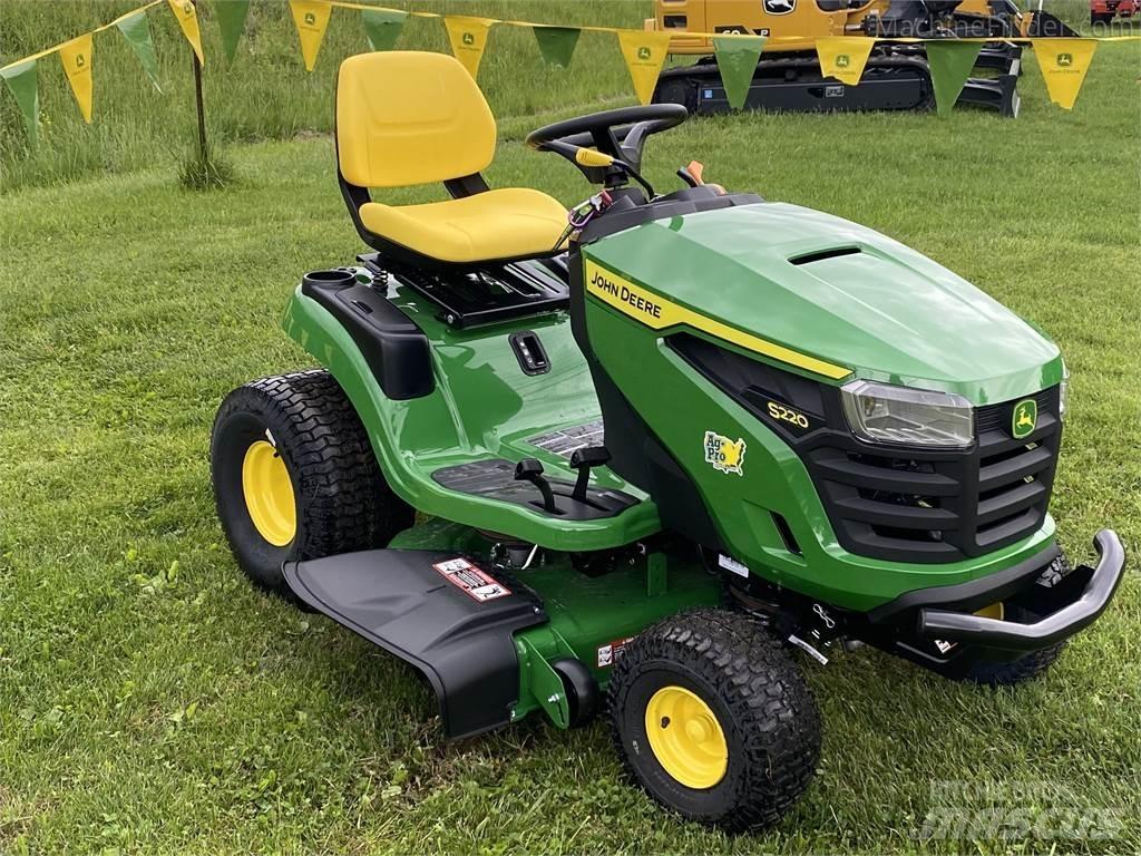 John Deere S220 Reitermäher