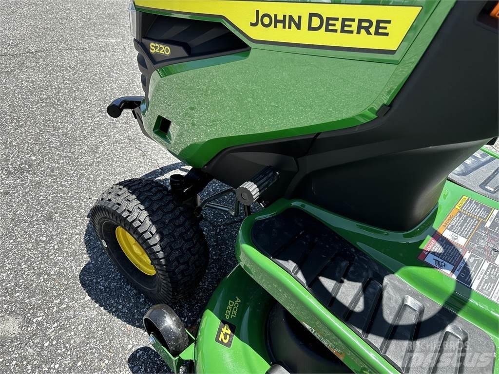 John Deere S220 Reitermäher
