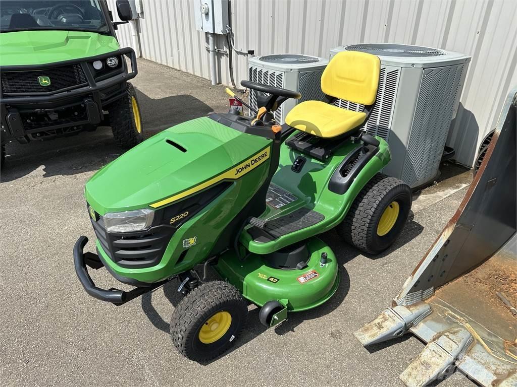 John Deere S220 Reitermäher