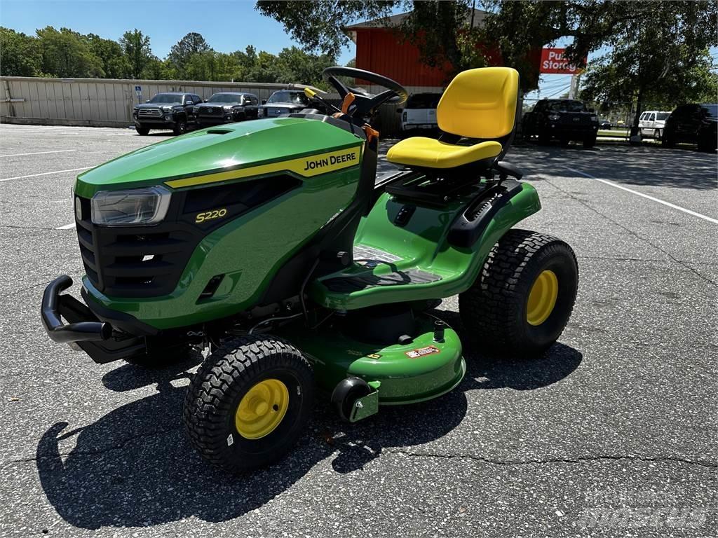 John Deere S220 Reitermäher