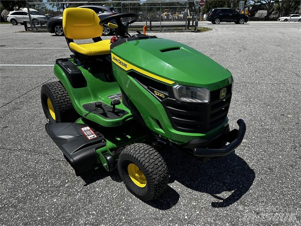 John Deere S220 Reitermäher
