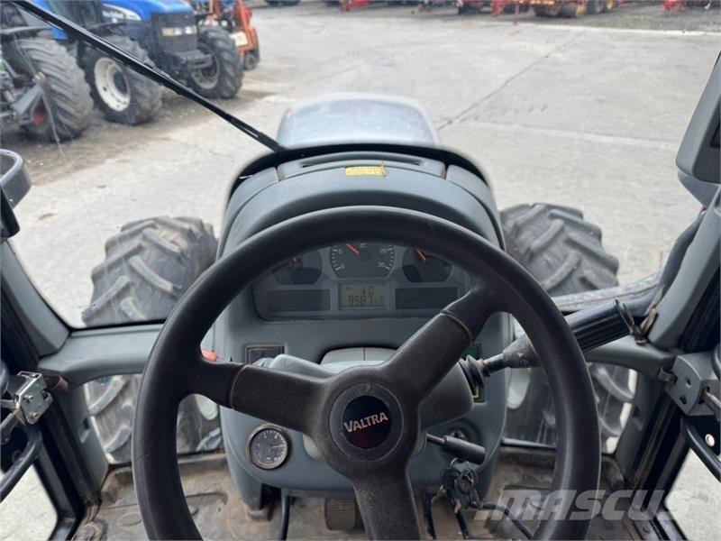 Valtra T 121 Traktoren
