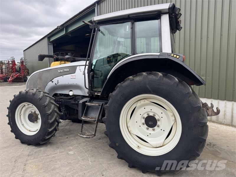 Valtra T 121 Traktoren