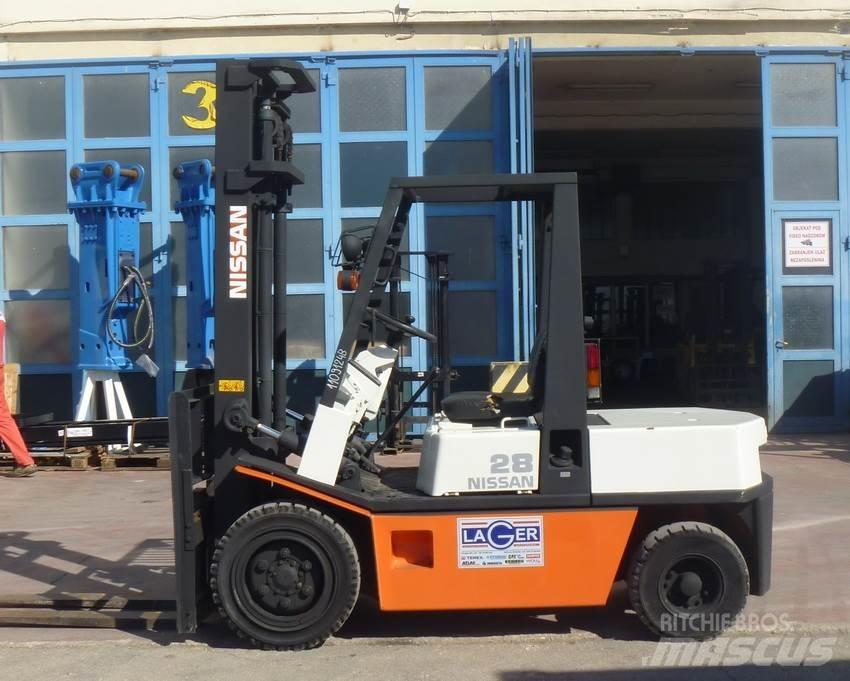 Nissan EGH02 Dieselstapler
