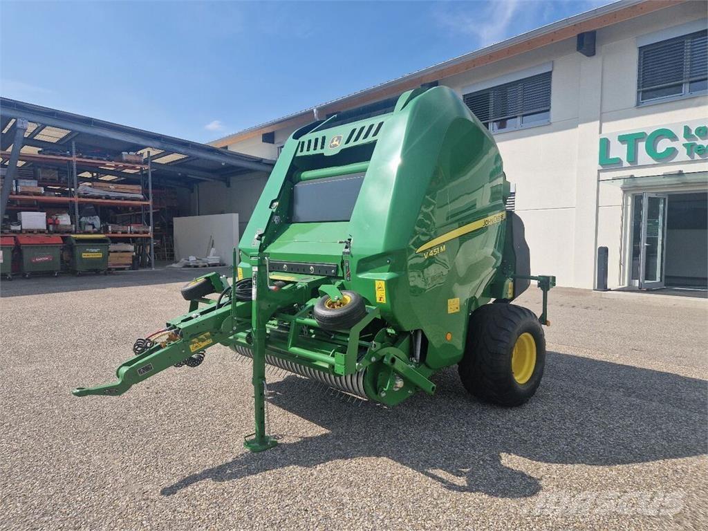 John Deere V451M Rundballenpressen
