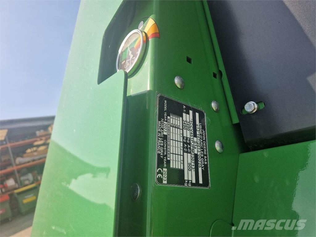John Deere V451M Rundballenpressen