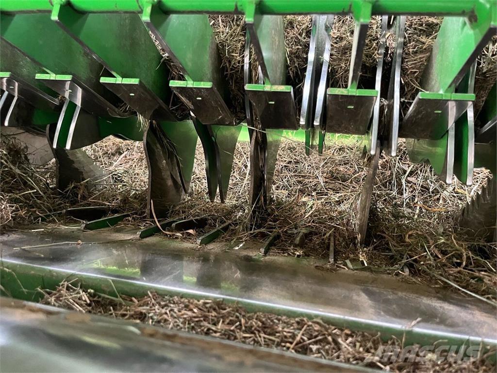 John Deere V451R Rundballenpressen