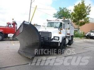 Mack RD688S Schneeschilde und -pflüge