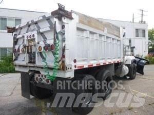Mack RD688S Schneeschilde und -pflüge