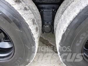 Mack RD688S Schneeschilde und -pflüge
