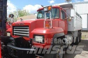 Mack RD688S Schneeschilde und -pflüge