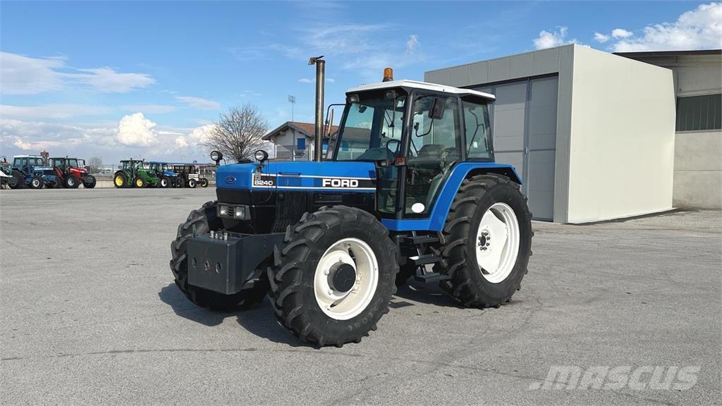 Ford 8240 4x4 Schneeschilde und -pflüge