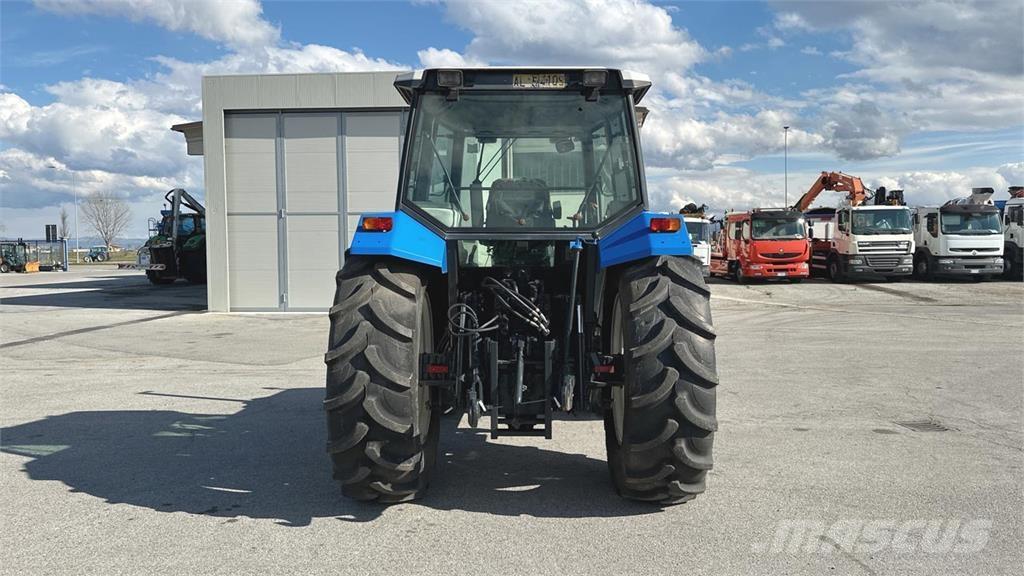 Ford 8240 4x4 Schneeschilde und -pflüge