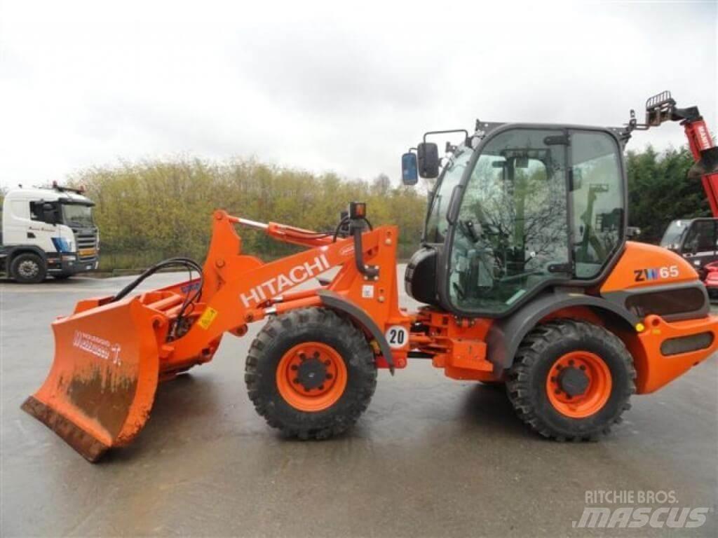 Hitachi ZW 65 Schneeschilde und -pflüge