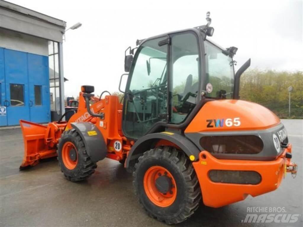 Hitachi ZW 65 Schneeschilde und -pflüge