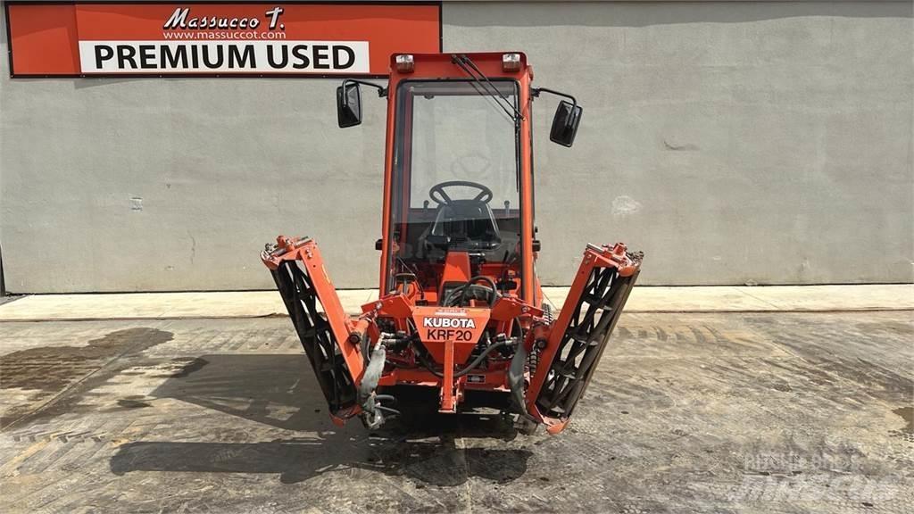 Kubota F2400 4X4 Schneeschilde und -pflüge