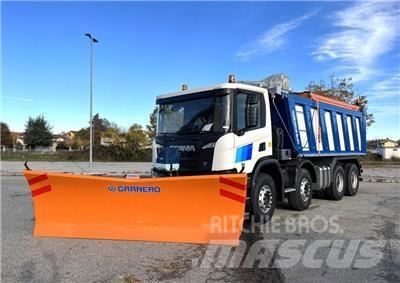 Scania P500 XT 8X4 Schneeschilde und -pflüge