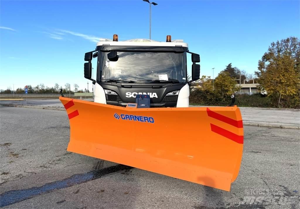 Scania P500 XT 8X4 Schneeschilde und -pflüge