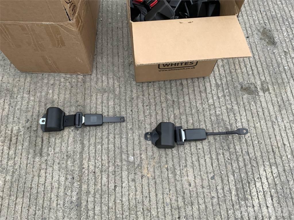  2 Boxes Of Seat Belts Sonstige Landmaschinen