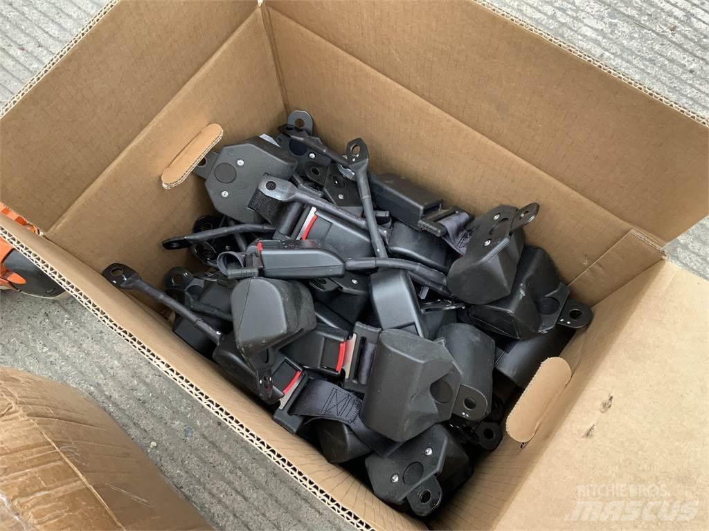  2 Boxes Of Seat Belts Sonstige Landmaschinen
